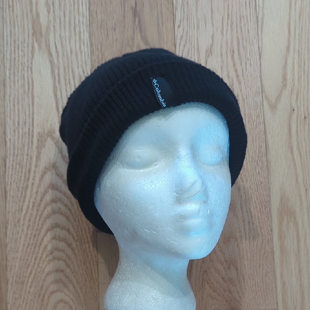 Columbia. Heavy-Knit Ribbed Toque in Black. Unisex.